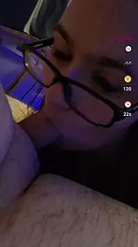 Snapshot of queenpeaches121 chatting on April 1, 2026, 11:24 pm queenpeaches121 online show from April 1, 2026, 11:24 pm