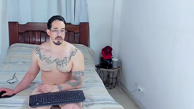 Snapshot of Hunter_Hoott chatting on June 15, 2026, 12:24 am Hunter Hoott online show from June 15, 2026, 12:24 am