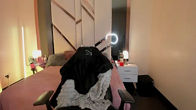 EmmaStonns online show from March 10, 2026, 12:43 pm