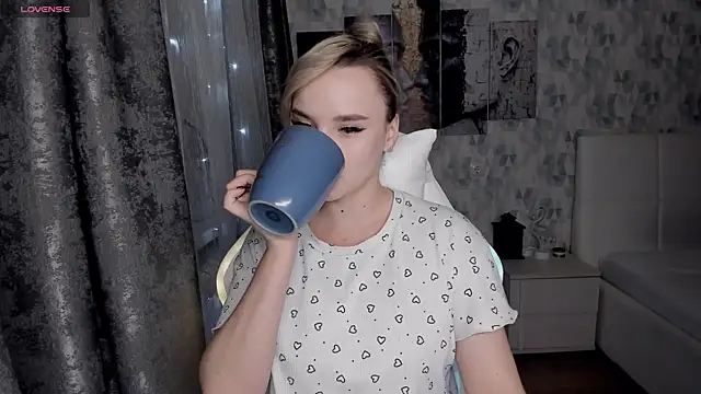 KiraKrox online show from October 30, 2025, 8:53 pm