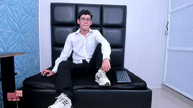 LittleMax23 online show from September 23, 2025, 12:52 pm