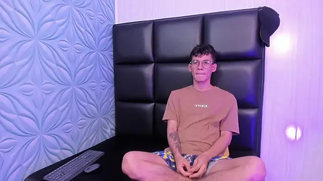 LittleMax23 online show from October 2, 2025, 12:01 pm