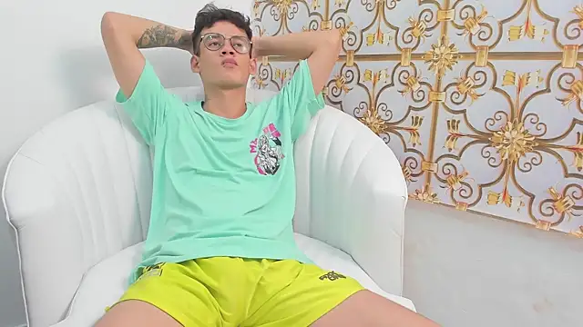 LittleMax23 online show from October 25, 2025, 8:47 pm