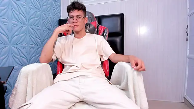 LittleMax23 online show from November 1, 2025, 1:35 pm