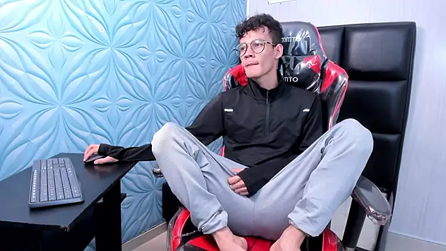 LittleMax23 online show from November 11, 2025, 12:38 pm