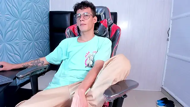 LittleMax23 online show from November 12, 2025, 12:49 pm