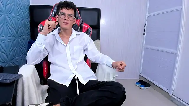 LittleMax23 online show from November 13, 2025, 12:59 pm