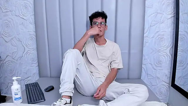 LittleMax23 online show from November 19, 2025, 8:53 pm