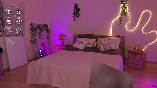 Lisa Blossom online show from July 7, 2026, 6:47 am