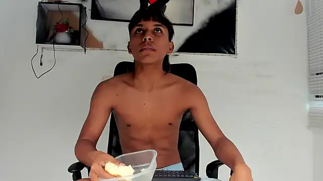 tyler twink boy online show from November 28, 2025, 12:41 pm