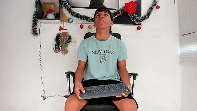 tyler twink boy online show from December 16, 2025, 2:55 pm