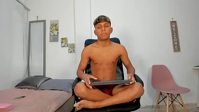 tyler twink boy online show from May 3, 2026, 12:55 pm