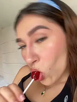 Isa Villamarin online show from September 30, 2025, 3:39 pm