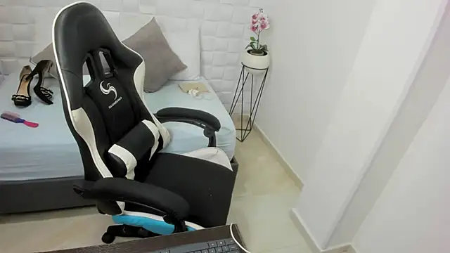 yulitza1025 online show from October 20, 2025, 12:16 pm