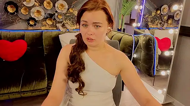 RedDoll  online show from September 24, 2025, 10:02 pm