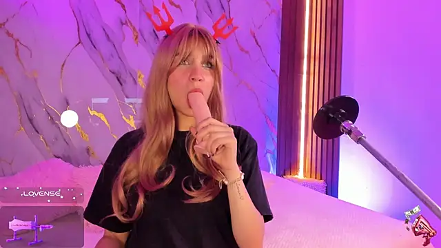 Emmiicute online show from October 28, 2025, 8:33 pm