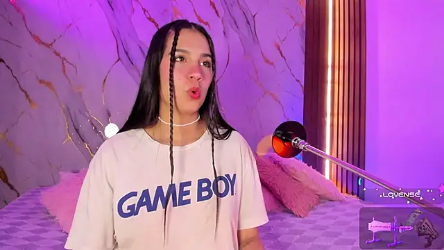 Emmiicute online show from November 5, 2025, 8:42 pm