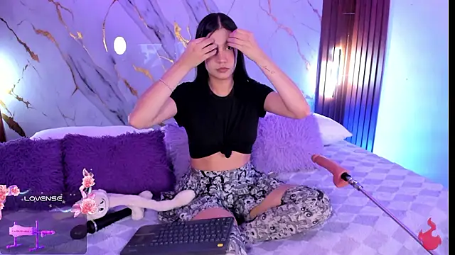 Emmiicute online show from March 8, 2026, 8:23 pm