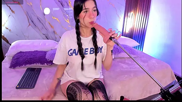 Emmiicute online show from March 20, 2026, 8:35 pm