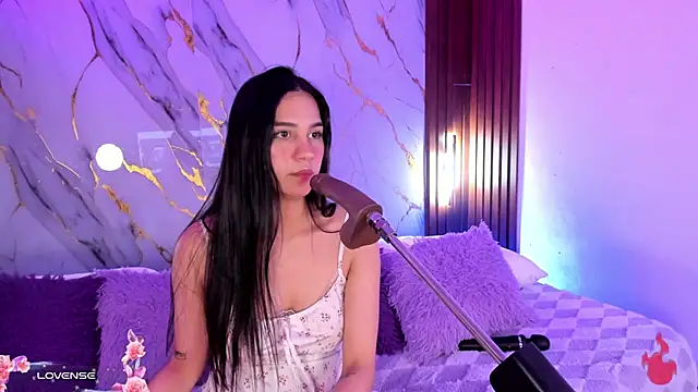 Emmiicute online show from April 18, 2026, 7:58 pm