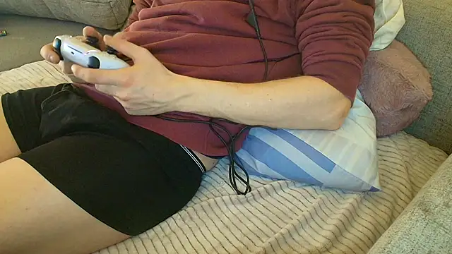 Breezydicksn online show from December 4, 2025, 9:34 pm