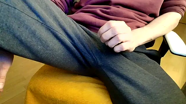 Snapshot of Breezydicksn chatting on April 9, 2026, 8:36 pm Breezydicksn online show from April 9, 2026, 8:36 pm