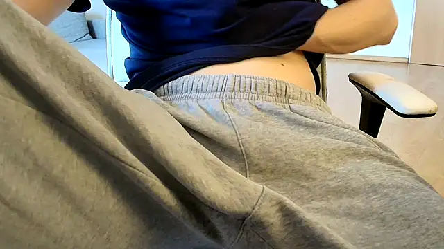 Snapshot of Breezydicksn chatting on May 6, 2026, 2:44 pm Breezydicksn online show from May 6, 2026, 2:44 pm