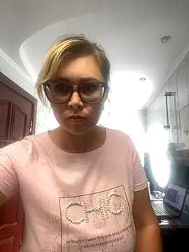 Snapshot of Crystal00Girl chatting on September 19, 2025, 11:33 am Crystal00Girl online show from September 19, 2025, 11:33 am