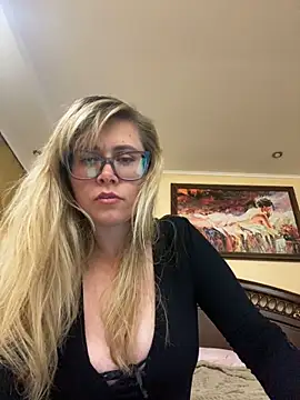 Snapshot of Crystal00Girl chatting on October 2, 2025, 8:49 pm Crystal00Girl online show from October 2, 2025, 8:49 pm