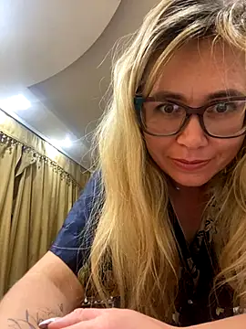 Snapshot of Crystal00Girl chatting on October 9, 2025, 12:19 am Crystal00Girl online show from October 9, 2025, 12:19 am