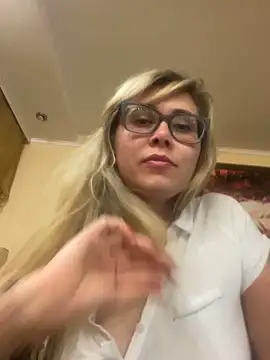 Snapshot of Crystal00Girl chatting on October 12, 2025, 9:03 pm Crystal00Girl online show from October 12, 2025, 9:03 pm