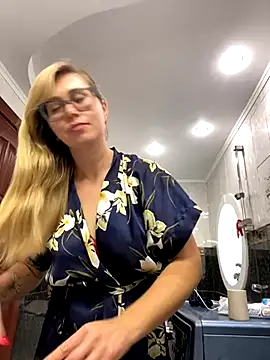 Snapshot of Crystal00Girl chatting on October 15, 2025, 7:41 am Crystal00Girl online show from October 15, 2025, 7:41 am