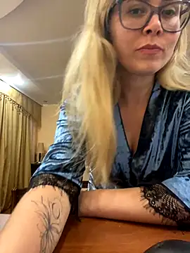 Snapshot of Crystal00Girl chatting on October 18, 2025, 9:04 pm Crystal00Girl online show from October 18, 2025, 9:04 pm