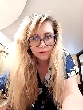 Snapshot of Crystal00Girl chatting on October 24, 2025, 10:17 pm Crystal00Girl online show from October 24, 2025, 10:17 pm