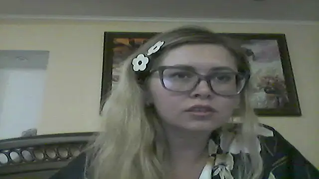 Snapshot of Crystal00Girl chatting on November 6, 2025, 1:17 am Crystal00Girl online show from November 6, 2025, 1:17 am