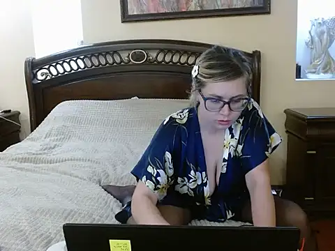 Snapshot of Crystal00Girl chatting on November 14, 2025, 7:34 pm Crystal00Girl online show from November 14, 2025, 7:34 pm