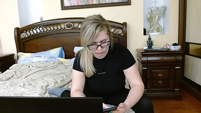 Snapshot of Crystal00Girl chatting on January 5, 2026, 8:23 pm Crystal00Girl online show from January 5, 2026, 8:23 pm