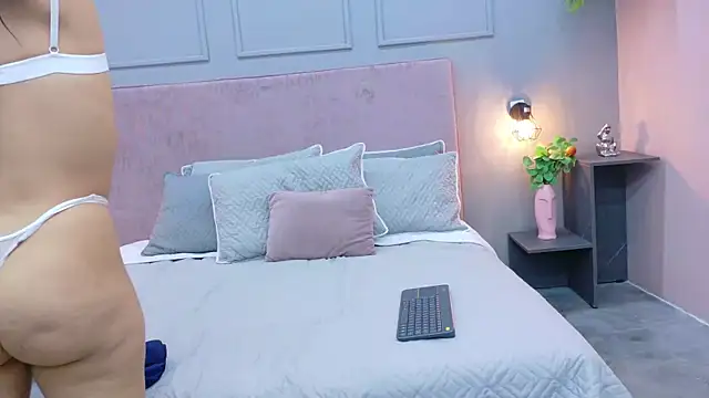 Camila Hill  online show from October 8, 2025, 1:09 pm