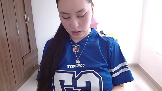 madissooon   online show from November 5, 2025, 6:19 pm