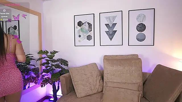 MilaCrave online show from September 24, 2025, 11:35 am