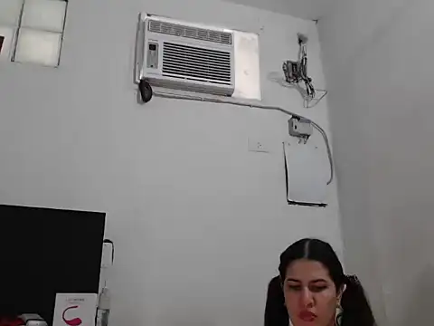 Bratzhot09 online show from November 18, 2025, 1:04 pm