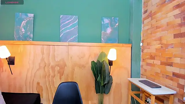 halleylorens online show from April 16, 2026, 7:03 pm