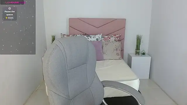 SarayVega  online show from November 7, 2025, 7:14 pm