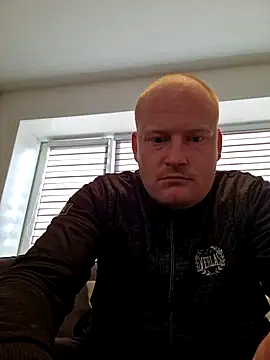 svenni2525 online show from September 28, 2025, 3:28 pm