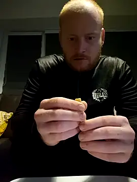 svenni2525 online show from October 15, 2025, 10:43 pm