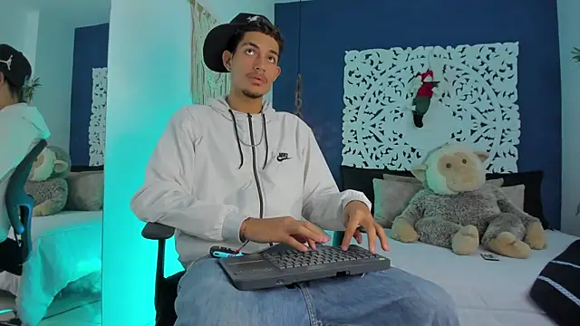 Adonis WB online show from November 14, 2025, 8:51 pm