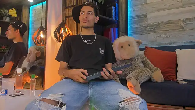 Adonis WB online show from November 18, 2025, 1:44 am