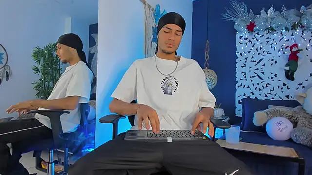 Adonis WB online show from December 3, 2025, 10:19 pm