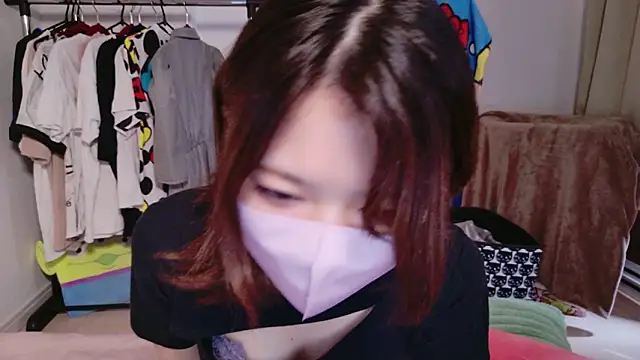 Azusa DoMybest online show from April 24, 2026, 5:43 am