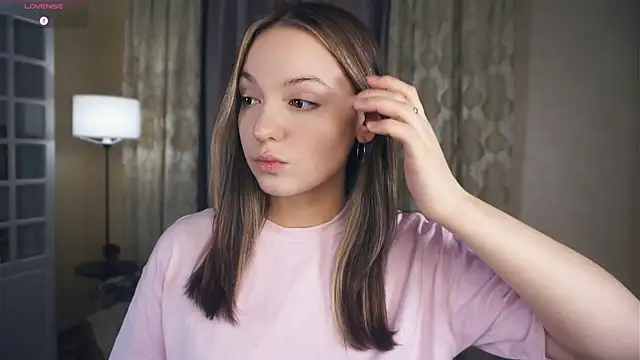 NguyetHankey online show from October 13, 2025, 3:23 pm